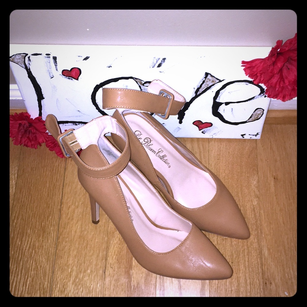 NWOT Tan Professional Pumps